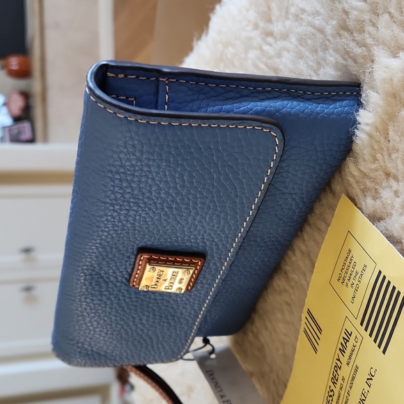 Gorgeous NWT Dooney & Bourke Blue Pebbled Leather Flap Over Wristlet 💙 - Picture 14 of 15